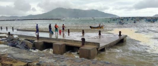Aktifitas Pantai Pancer dalam cuaca ekstrim. Ft. Jaenudin/Kabar Rakyat