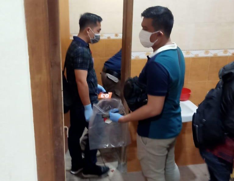 Polisi menggelar olah TKP di lokasi bunuh diri Mantan Kepala BPN Denpasar, Tri Nugraha di toilet Kejati Bali, Senin 31 Agustus malam