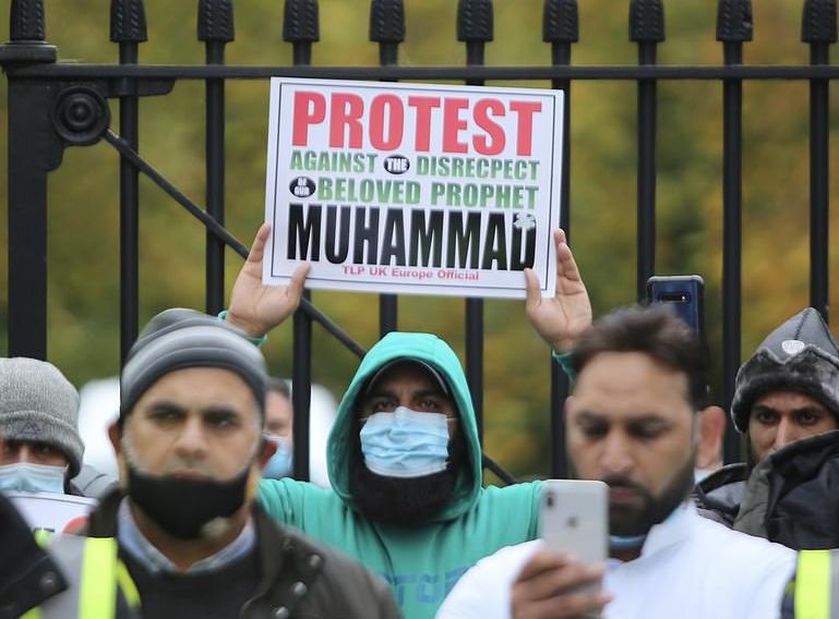 Para pengunjuk rasa berkumpul di luar kedutaan Prancis di London memprotes Presiden Prancis Emmanuel Macron, Jumat 30 Oktober 2020