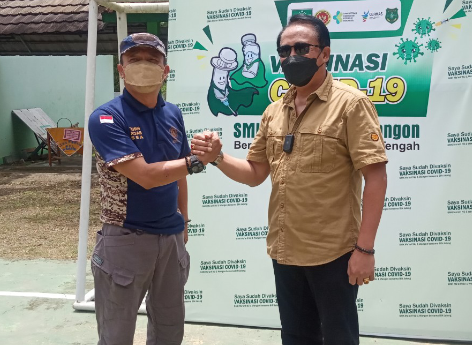 Kades Wangon Supriyadi dan Kabinda Jateng Brigjen TNI Sondi Siswanto melakukan pemantauan vaksinasi dari Rumah ke Rumah di SMK Maarif NU 1 Wangon, 16 Nopember 2021.