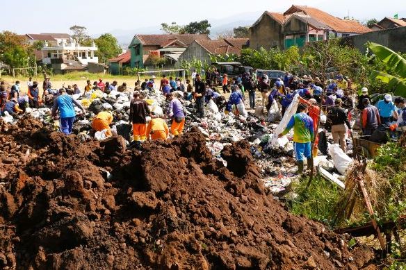 Aparat Kewilayahan se Kecamatan Cibiru Kota Bandung saat melakukan pemilahan sampah dari warga yang dibuang ke  Lapang Urug Jalan AH Nasution Cipadung Kecamatan Cibiru yang dijadikan TPS.
