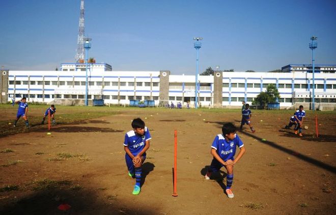 Setalah dihentikan selama tiga bulan, Akademi Persib Kota Bandung menggelar latihan perdana di Lapangan Sidolig, Jalan Ahmad Yani, Kota Bandung, Rabu 1 Juli 2020. 