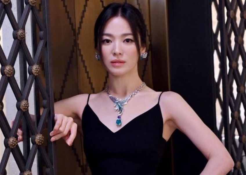 Song Hye Kyo pakai perhiasan murah meriah
