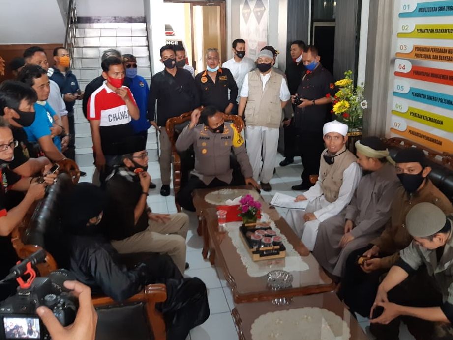 Massa yang melaporkan Denny Siregar. (Pikiran-Rakyat.com/Asep MS)