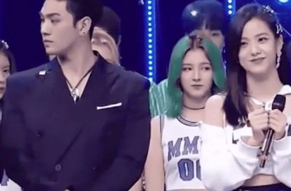 Nancy MOMOLAND yang terlihat melirik ke arah BLACKPINK saat memberikan pidato kemenangan di Music Core.