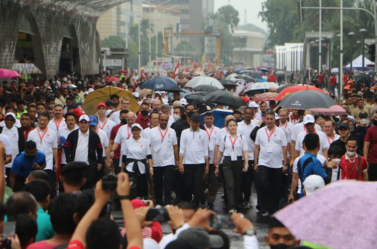 Foto Jokowi dan Masyarakat yang antusian menyambut kekuatan ASEAN 2023 di Bundaran HI