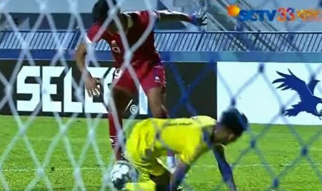 Ramadhan Sananta berupaya mengecoh hadangan pemain belakang Timnas Malaysia sebelum menciptakan gol pada pertandingan laga perdana Piala AFF U-23 di di Rayong Provincial Stadium, Thailand, Jumat 18 Agustus 2023 malam.