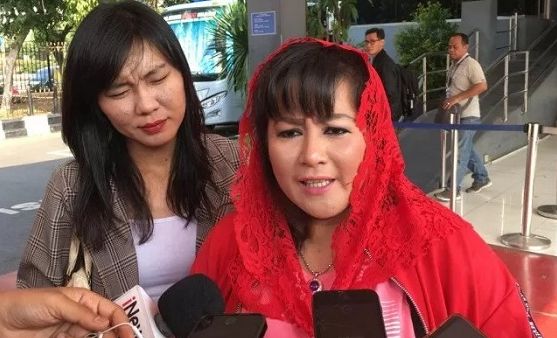 Kader PDIP Dewi Tanjung (kerudung merah)