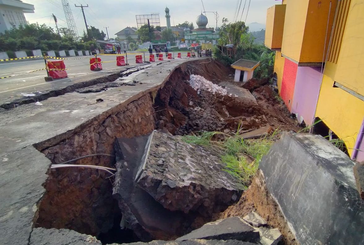 Bahu Jalan di Jalur Utama Puncak Cipanas Kabupaten Cianjur Amblas