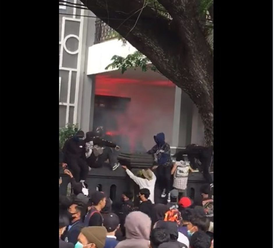 Cek Fakta, Rumah Puan Maharani Dibakar Pendemo UU Cipta Kerja