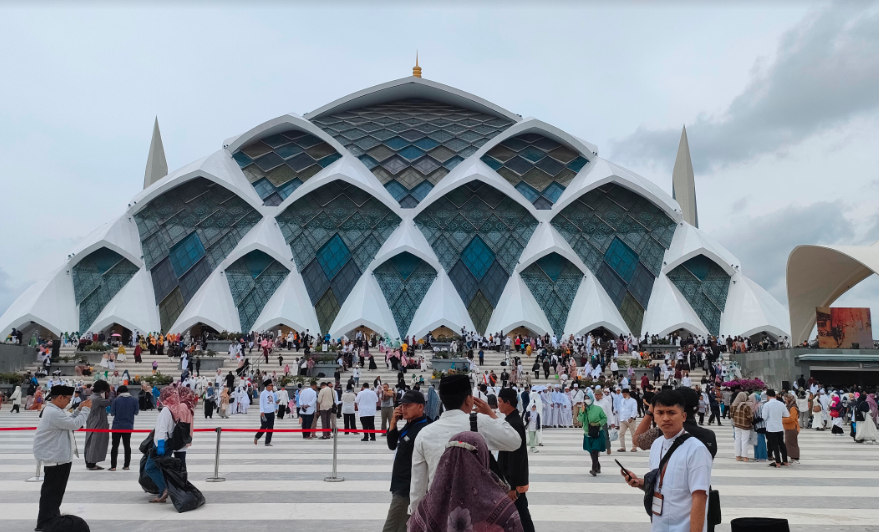 Kondisi pelataran Masjid Raya Al Jabbar yang penuh dengan pengunjung. Masjid Raya akan ditutup sementara mulai 27 Februari 2023 hingga 13 Maret 2023.