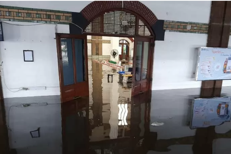 Stasiun Kereta Api Tawang Terendam Banjir Sejumlah Perjalanan Kereta