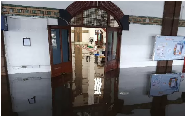 Stasiun Tawang Semarang Banjir.