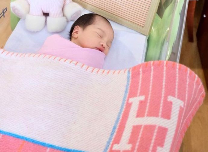 Baby Queensha Fachira Sudiana dalam balutan selimut Hermes