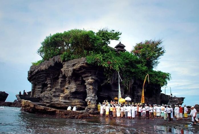 Potret tempat wisata Tanah Lot di Pulau Bali.