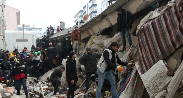 Turki Porak-poranda, Viral Video Korban Gempa Terjebak Reruntuhan Bangunan