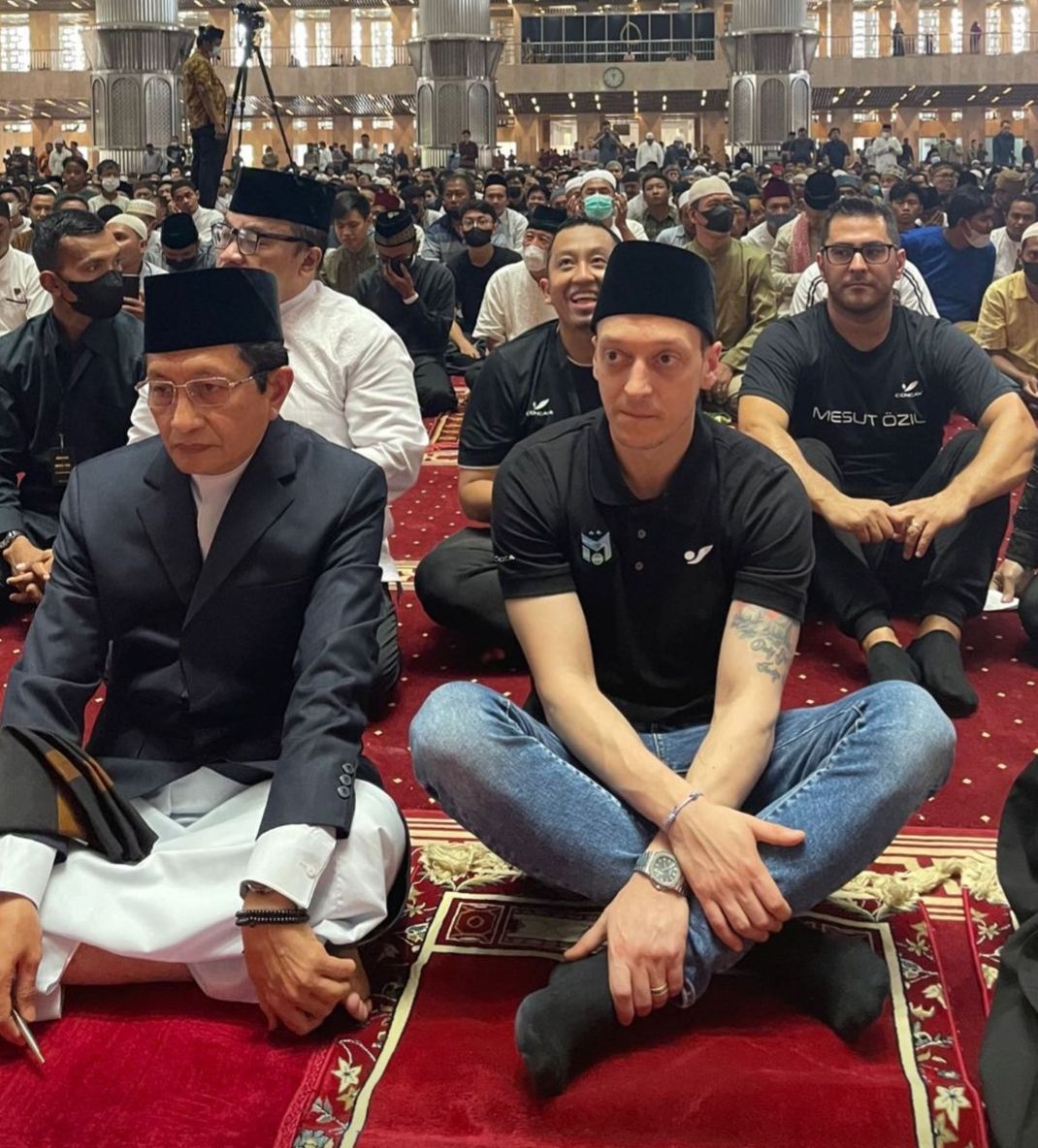 TERWUJUD! Pakai Peci Hitam, Dan Keinginan Mesut Ozil Sholat Jumat Di ...