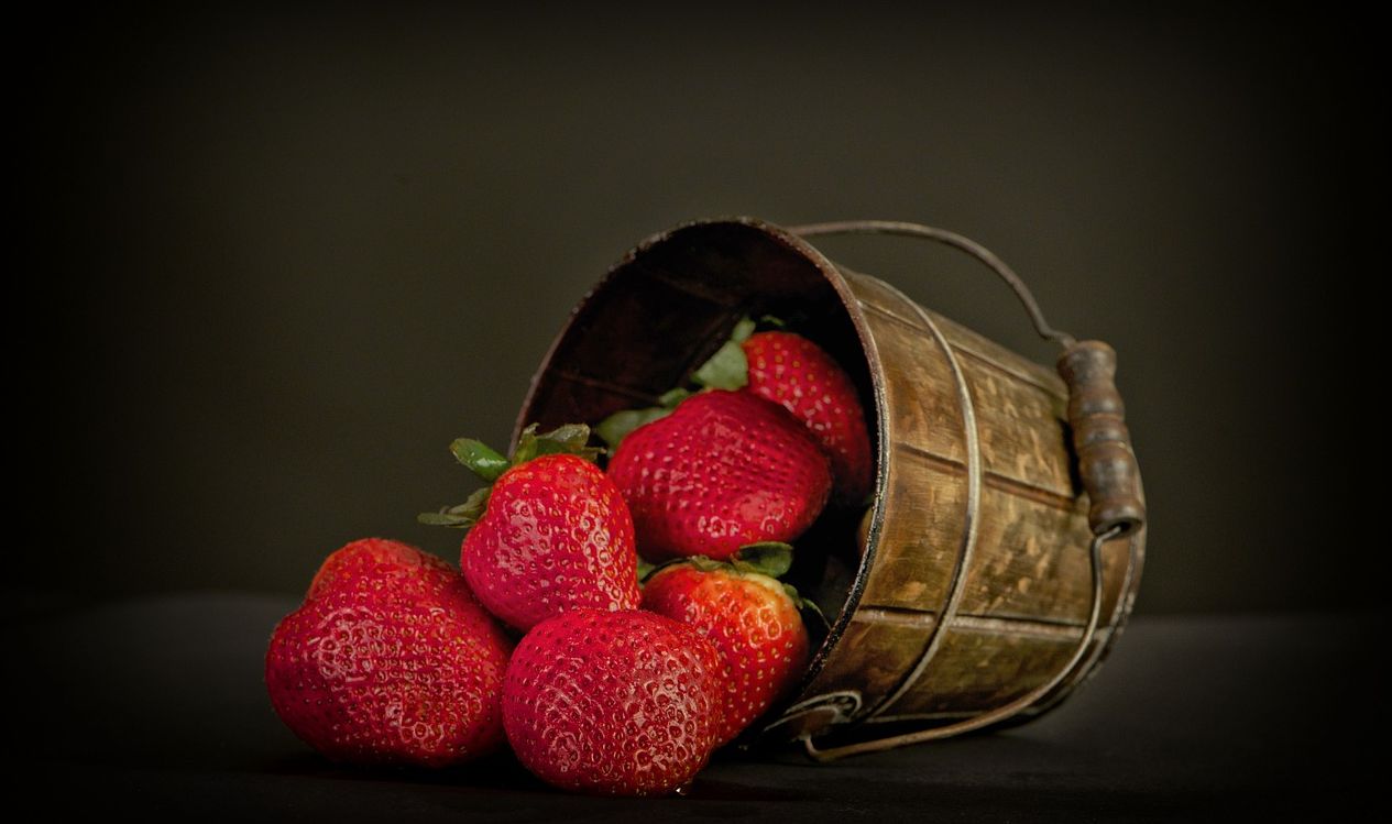 Selain kaya manfaat, buah strawberry segar juga menjadi bahan utama minuman susu strawberry./Pixabay/Jesus Leal