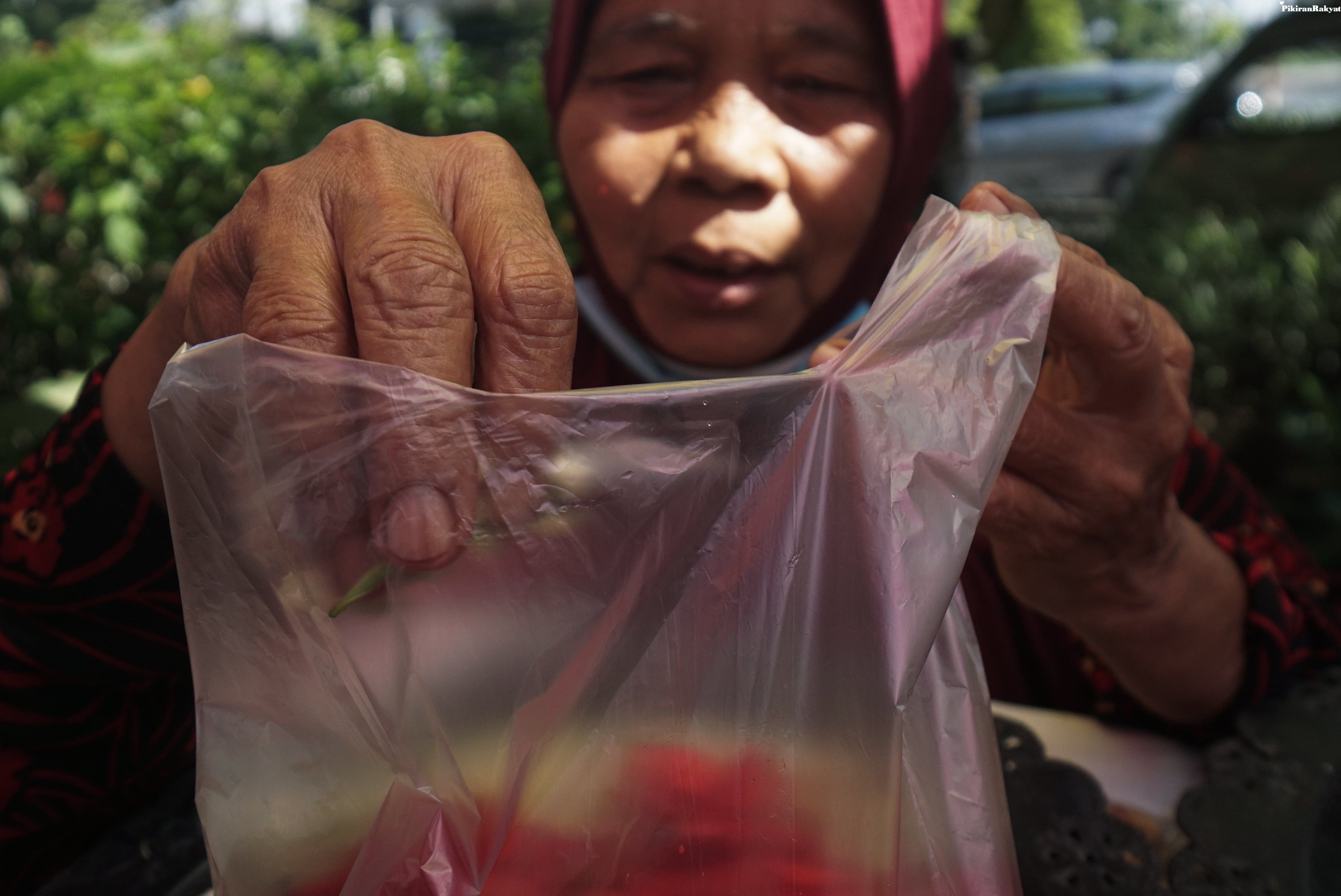 Tradisi Nyekar, Harga Bunga Tabur di Surabaya Alami Kenaikan