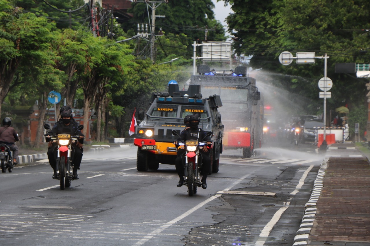 Mobil Water Canon milik Brimob Polda Bali melakukan penyemprotan disinfektan di Jalan WR Supratman D/Muhammad Kadafi/Ringtimes Bali