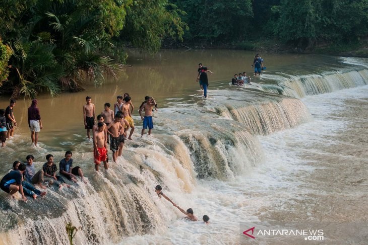 Wisata warga di tengah pandemi Covid-19 di Sungai Bantahan, Desa Cidadap, Curugbitung, Lebak.