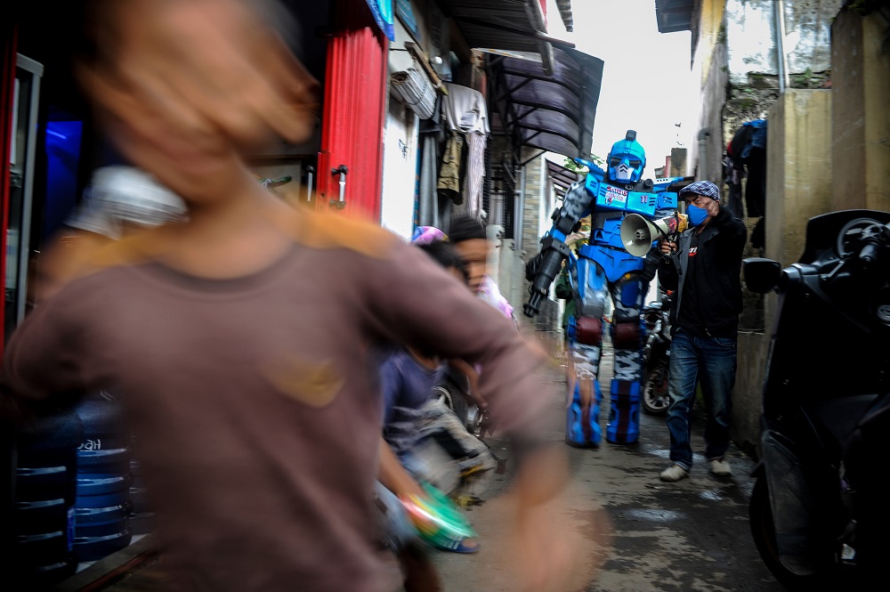 Robot Sikopit membubarkan kerumuman anak di gang Sekepanjang, Cikutra, Bandung, Jawa Barat, Senin 4 