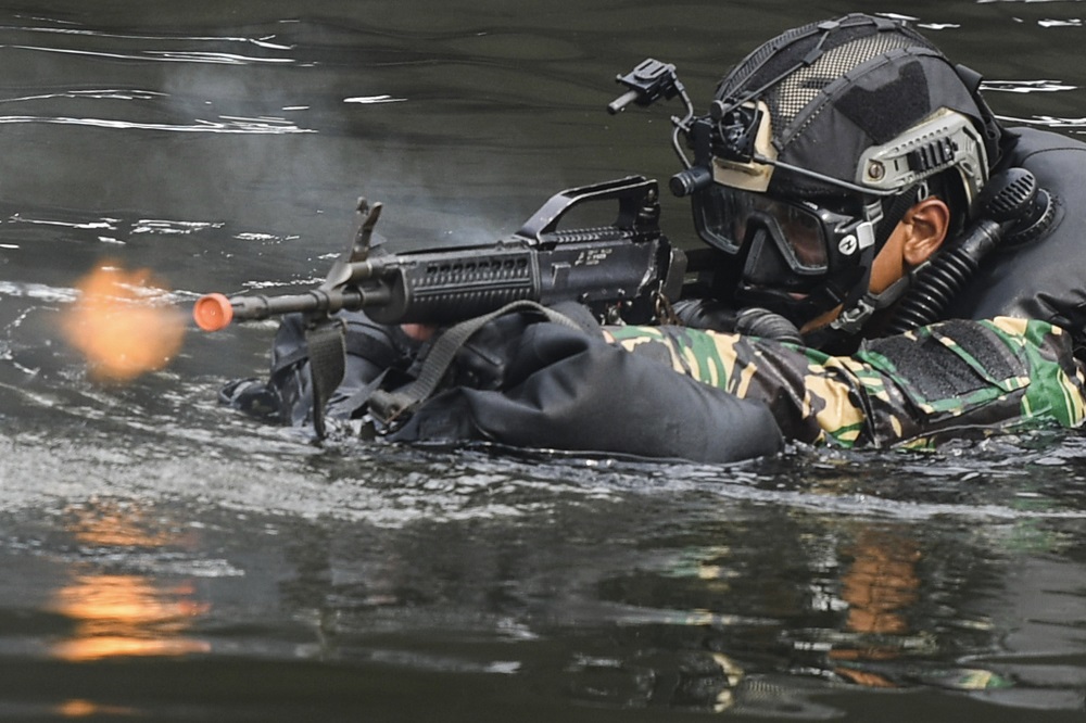 Prajurit Satuan Komando Pasukan Katak (Kopaska) TNI AL melakukan penyerbuan saat infiltrasi ke garis