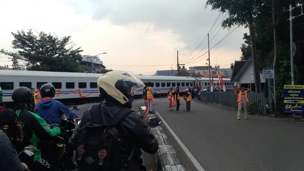 Relawan Perlintasan Kereta Api Bandung