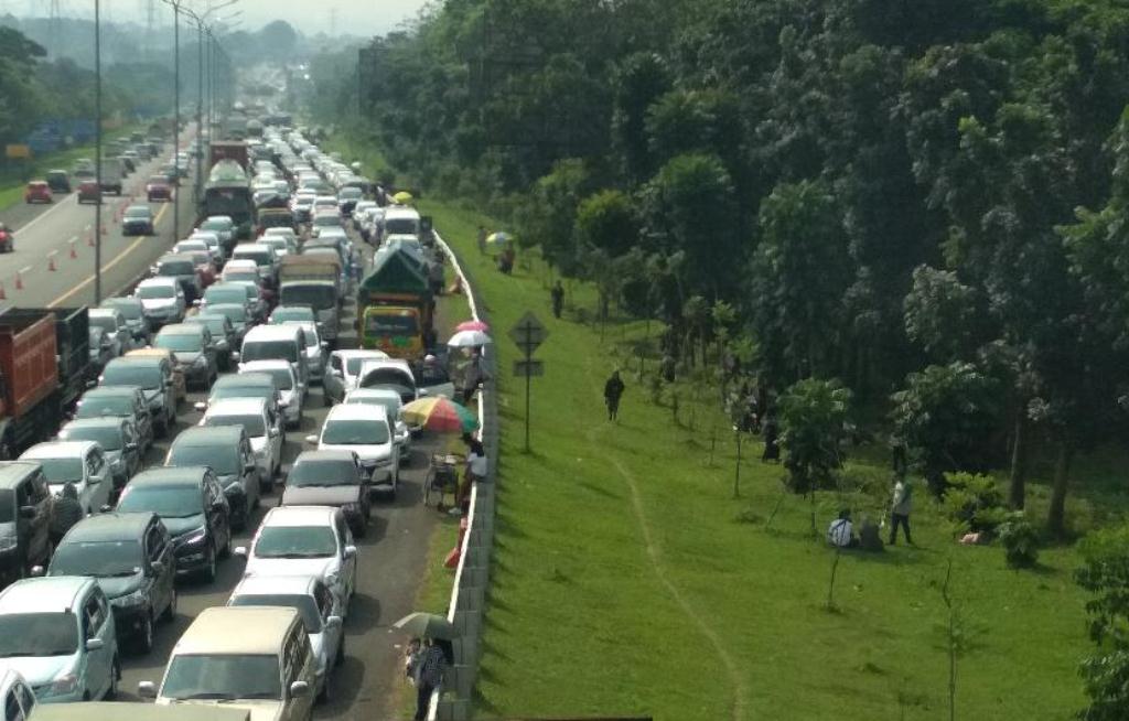 Antrean panjang kendaraan roda empat dan lebih selepas gerbang tol Ciawi, Kabupaten Bogor, Minggu 16