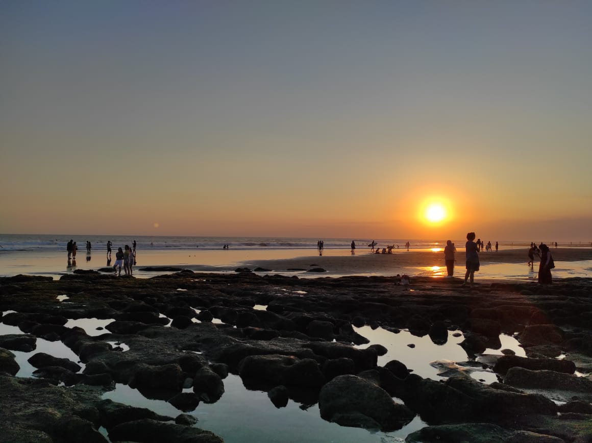 Sunset indah di Pantai Batu Mejan, Canggu dipadati pengunjung, Sabtu 22 Agustus 2020