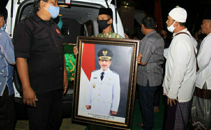Plt Bupati Sidoarjo Nur Ahmad Syaifuddin meninggal dunia akibat Covid-19.