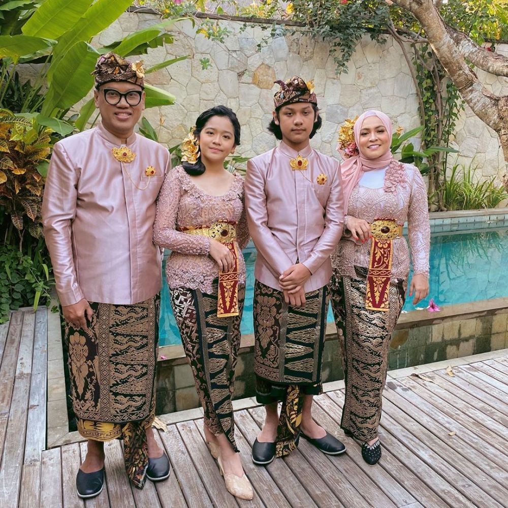 Keluarga Uya Kuya Tampak serasi dan manis dengan kombinasi warna pink berry dan kain songket khas Ba