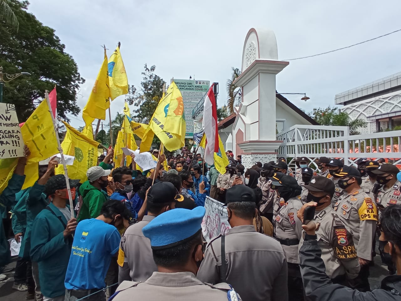Massa Aksi Tolak UU Cipta Kerja di Depan Gerbang DPRD NTB