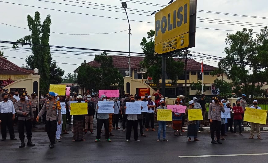 PULUHAN massa Laskar FPI berunjuk rasa di depan Mapolres Kuningan, jalan RE Martadinata, Ancaran, Ke