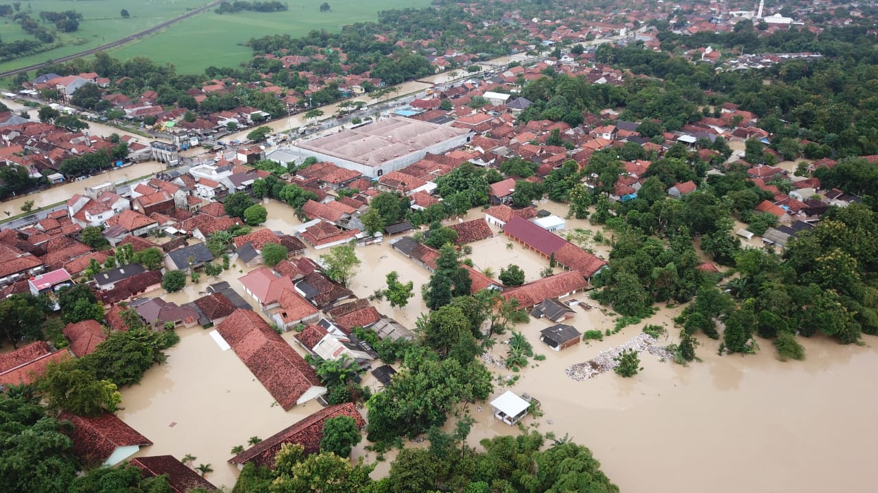 kondisi terkini banjir bandang dari luapan sungai cimanuk di kecamatan kertasemaya dari ketinggian