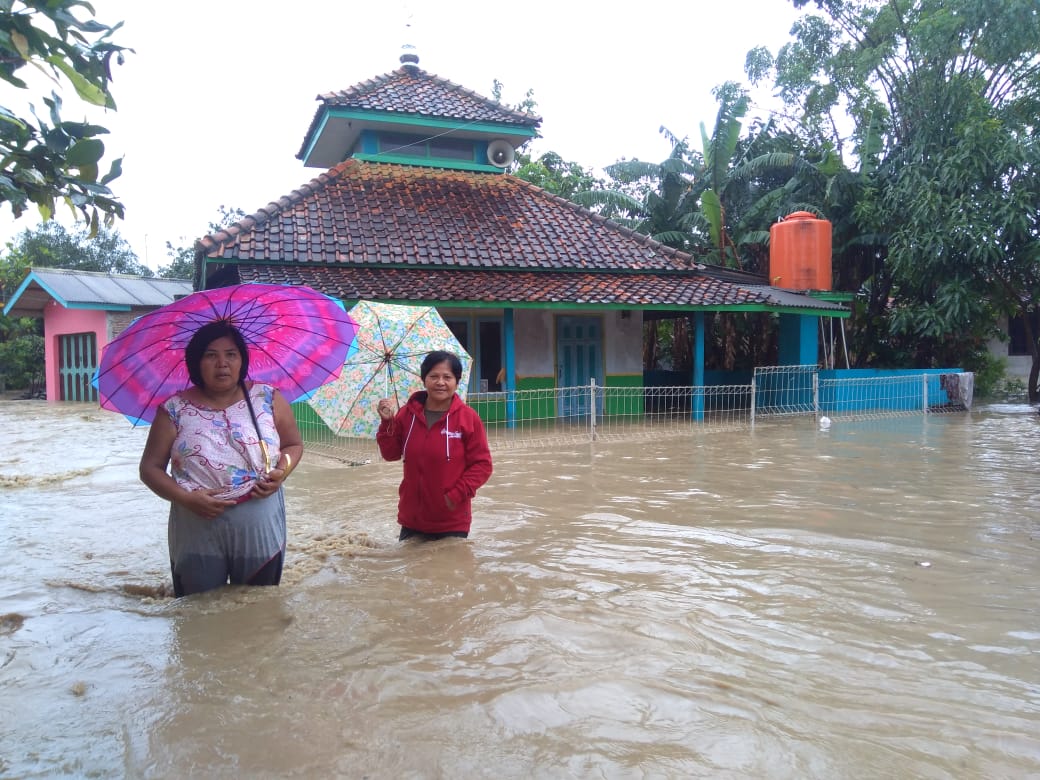 Potret kondisi ditengah banjir Desa Sukaperna, Kecamatan Tukdana Kabupaten Indramayu/Nur umar/utaratimes/utaratimes.com