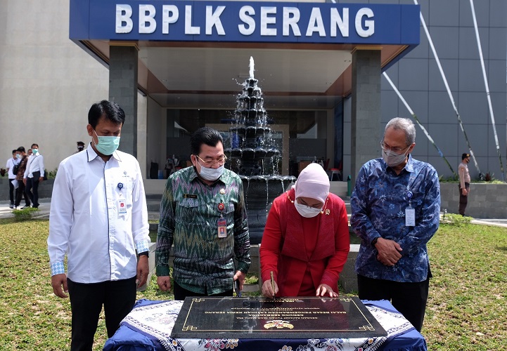 Menaker Ida Fauziyah meresmikan Gedung Serbaguna BBPLK Serang, Kamis, 25 Februari 2021./Kabar Banten/Hashemi Rafsanjani