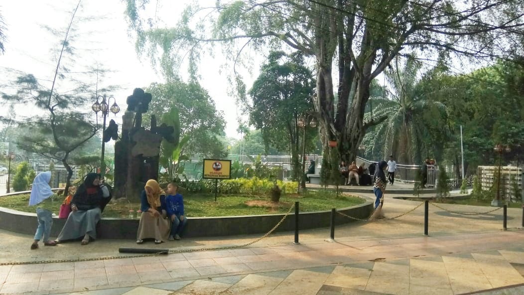 Taman Anggrek Soedewi Kota Jambi selalu ramai dikunjungi di akhir pekan.