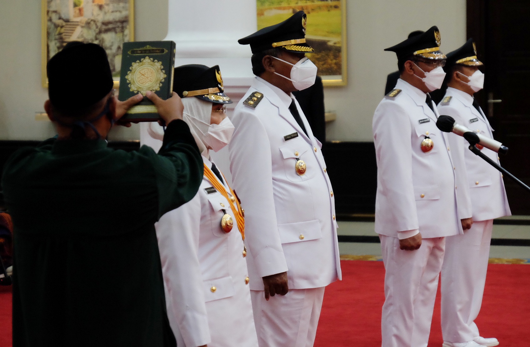 Gubernur Banten Wahidin Halim saat melantik Wali Kota dan Wakil Wali Kota Cilegon Terpilih Helldy Ag