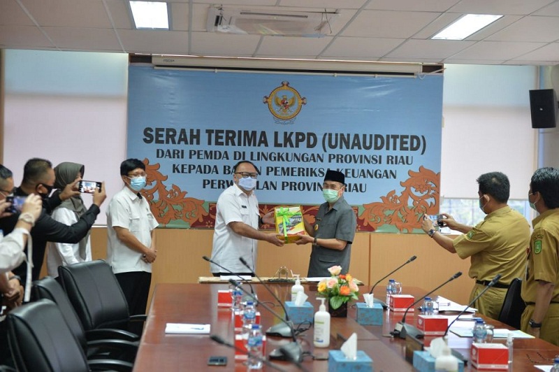 Gubri Syamsuar menyerahkan LKPD TA 2020 ke BPK RI Perwakilan  Riau. *