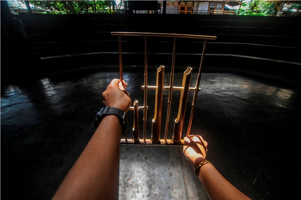 Saung Angklung Udjo (SAU) dikenal sebagai tempat pertunjukan, pusat kerajinan tangan dari bambu dan 