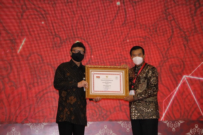 Walikota Pekanbaru Firdaus meraih penghargaan dari Menpan RB. */Pekanbaru.go.id