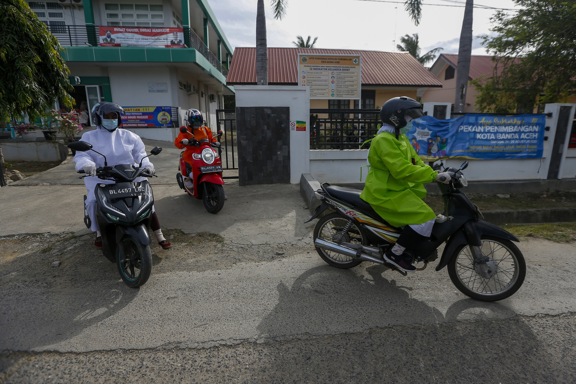 Petugas kesehatan Puskesmas Kopelma Darussalam yang mengenakan alat pelindung diri (APD) guna menceg