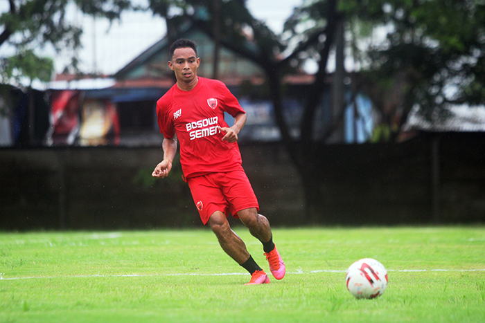 Pemain PSM Makassar Dedi Irwandi mengikuti sesi latihan rutin jelang turnamen Piala Menpora 2021  di