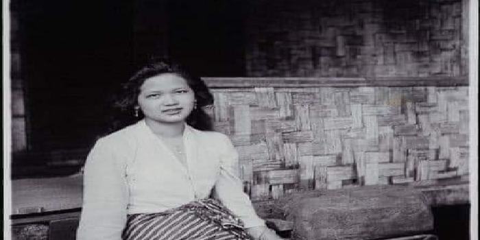 Potret seorang wanita di Garut yang sedang duduk di tangga sebuah rumah. Ca.1930. 