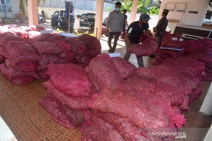 Kanwil Bea Cukai Aceh menghibahkan sebanyak 17 ton bawang merah impor ilegal hasil penangkapan di Ac/ANTARA FOTO/Ampelsa/rwa./
