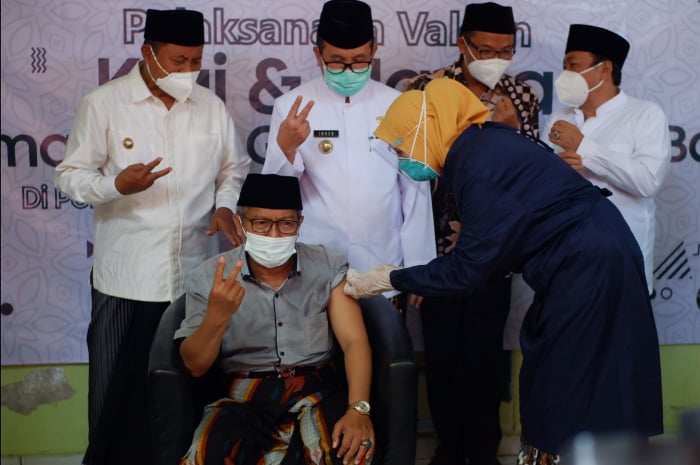 Kyai dan ulama di Ponpes Khas Kempek, Kabupaten Cirebon, Jawa Barat mendapatkan vaksinasi Covid-19 p/ANTARA FOTO/Dedhez Anggara