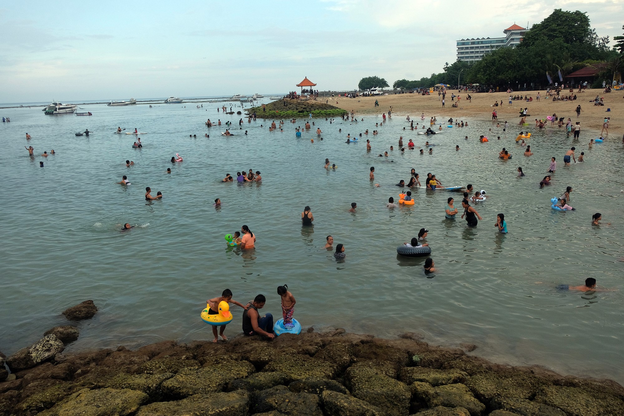 Wisatawan lokal menikmati suasana saat liburan di Pantai Sanur, Denpasar, Bali, Senin (15/3/2021). T