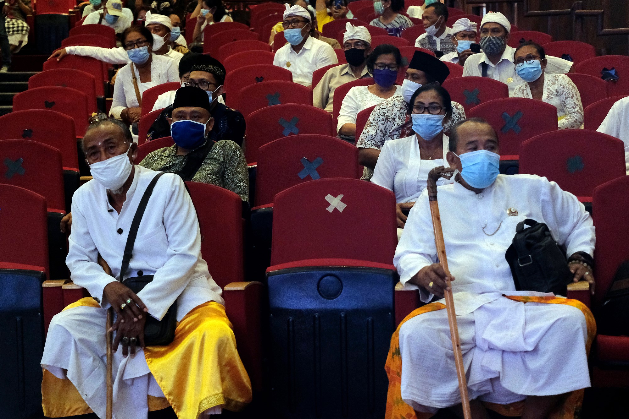 Pemuka agama antre mengikuti vaksinasi COVID-19 massal di Gedung Dharma Negara Alaya, Denpasar, Bali