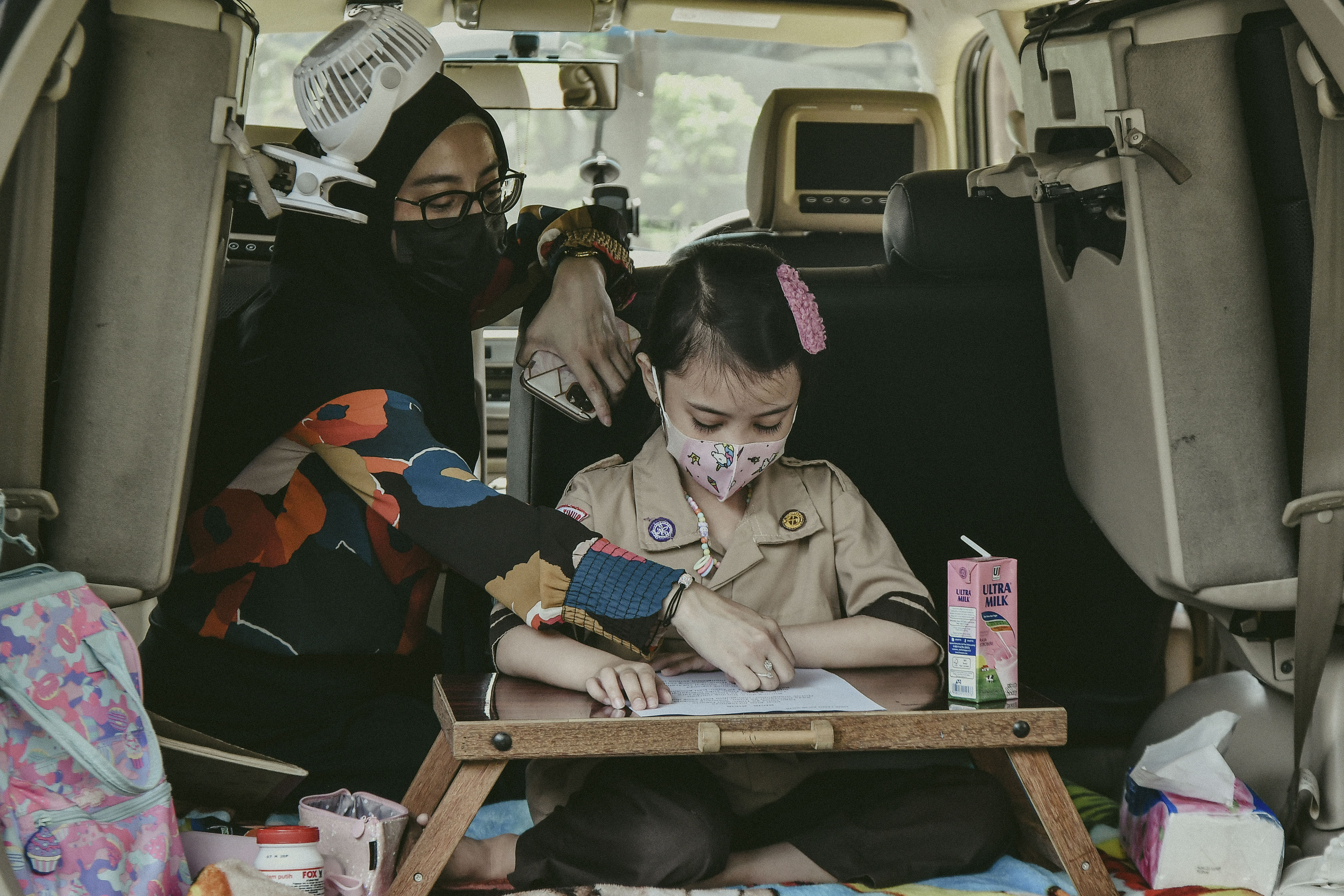 Orang tua murid membimbing anaknya saat kegiatan belajar mengajar berlangsung./Fakhri Hermansyah/ANTARA FOTO